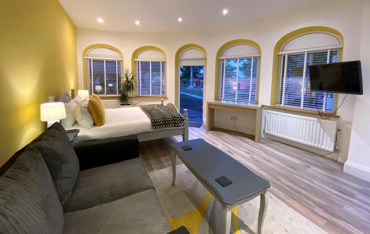 Отель Harlestone Retreat (Adults Only) Нортхемптон Экстерьер фото